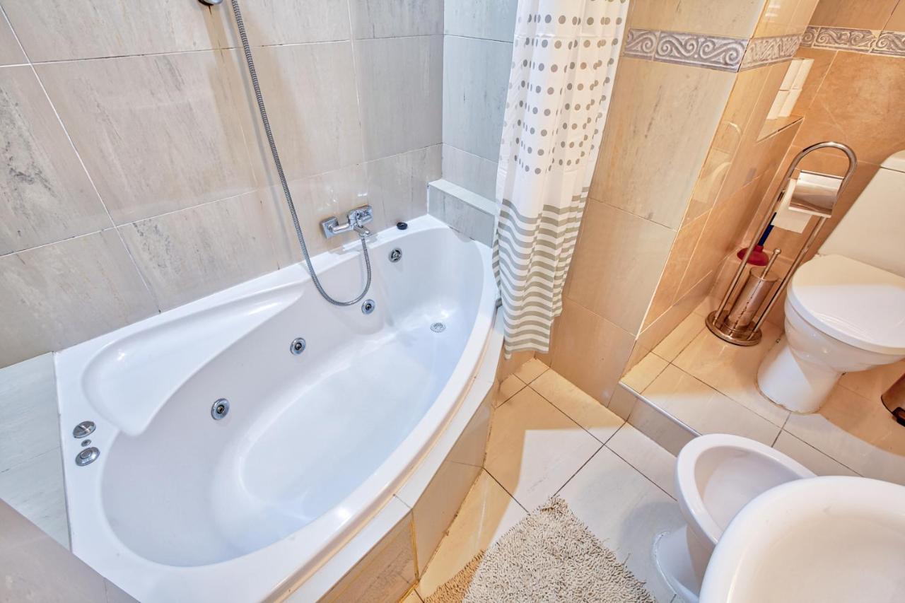 Vic- Seafront Apartment スリーマ エクステリア 写真