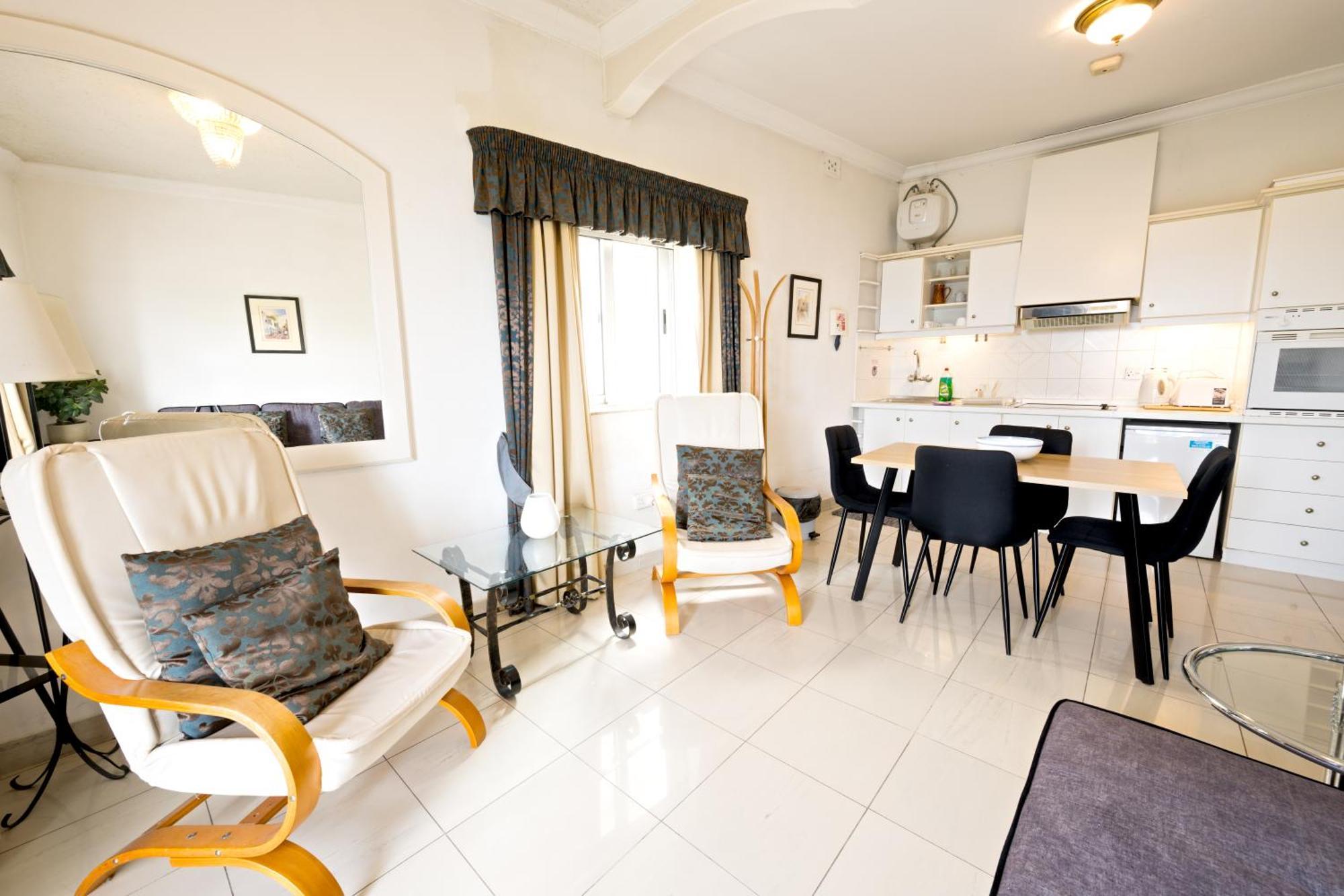 Vic- Seafront Apartment スリーマ エクステリア 写真