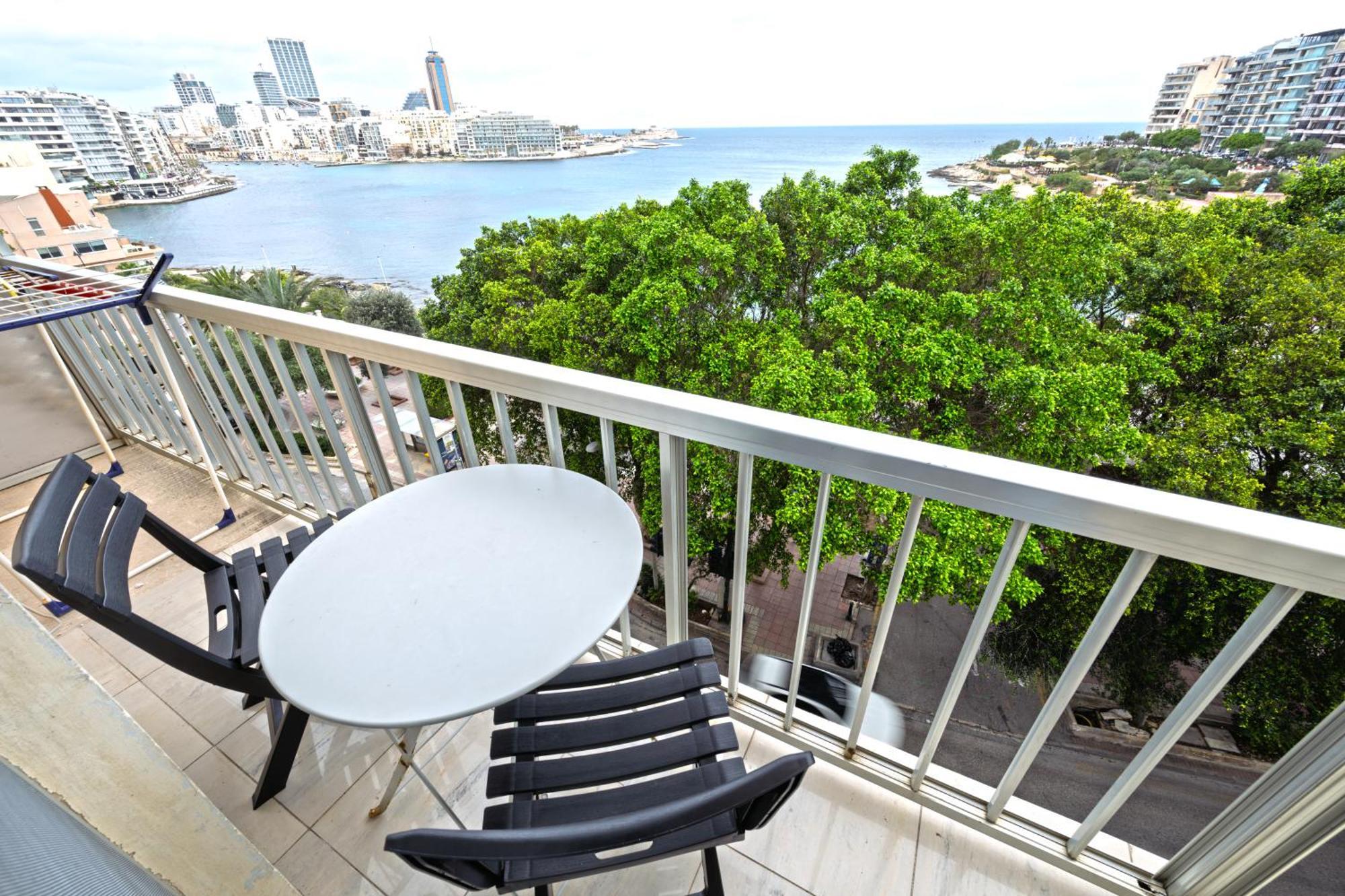 Vic- Seafront Apartment スリーマ エクステリア 写真